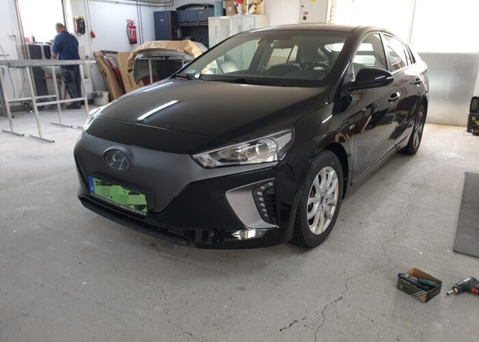 Baleset utáni autójavítás hibrid és elektromos járműveken.