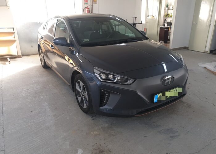 Baleset utáni autójavítás hibrid és elektromos járműveken.